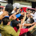 Lalo Mora asegura que tocó el pecho de su fan por culpa de ella