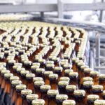 Lalo Mora asegura que tocó el pecho de su fan por culpa de ella