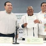 Armenta compara a quienes proponen quemar libros de texto como antisemitas