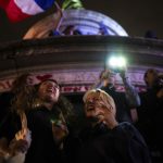 Natanael Cano se toma misteriosa bebida amarilla en concierto