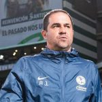 Familias esperan noticias de trabajadores desaparecidos tras derrumbe de edificio en Bangkok